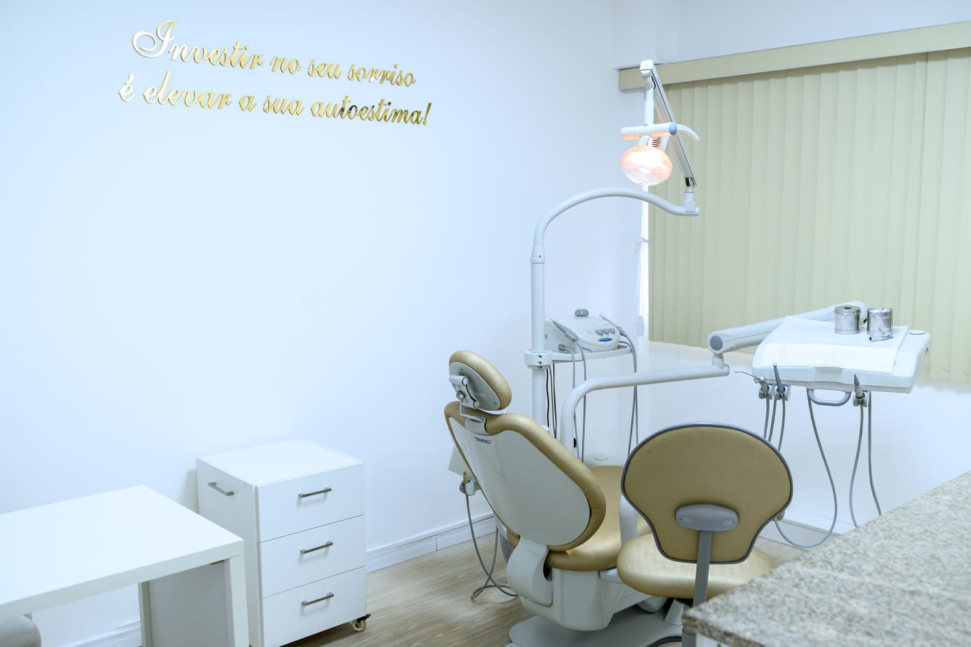 Sala clínica do consultório da Dra. Priscila Nascimento com cadeira e equipamentos odontológicos